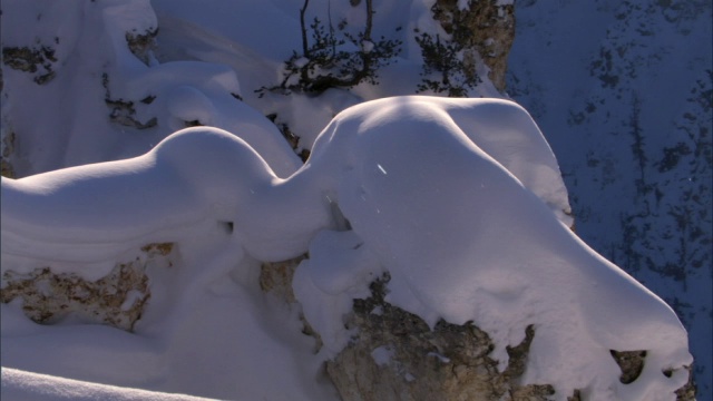 漂移的冰晶在雪岩上，黄石公园，美国视频素材