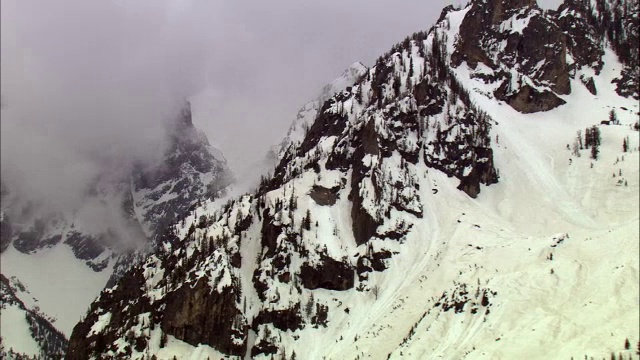 美国黄石公园，空中轨道经过雾蒙蒙的雪山视频素材