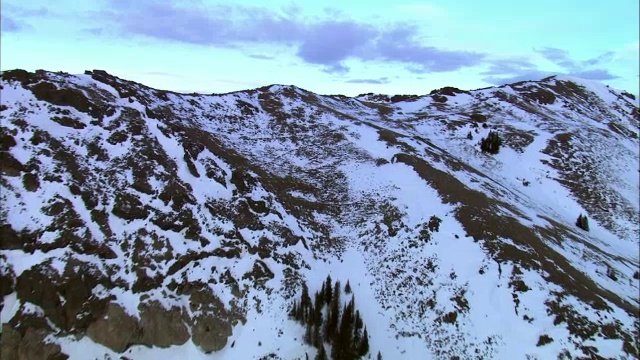 美国黄石国家公园雪山上空的空中轨道视频素材