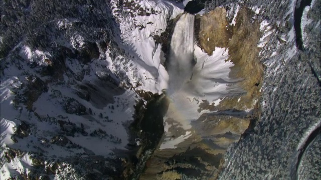 美国黄石公园，大雪覆盖的黄石瀑布上空的空中轨道视频素材