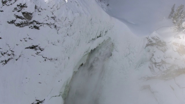 美国黄石公园，大雪覆盖的Lower Falls上空的空中轨道视频素材