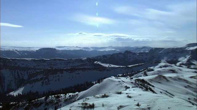 美国黄石国家公园雪山上空的空中轨道视频素材