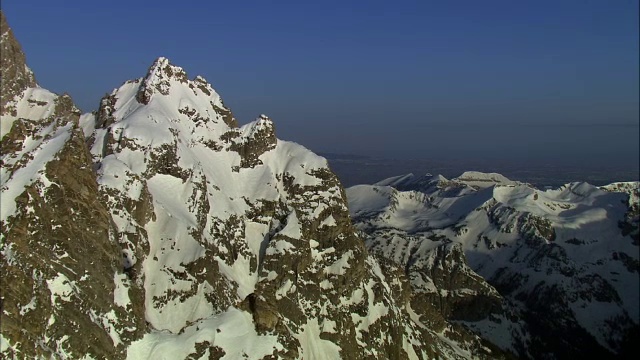 美国黄石公园雪山上空的空中轨道视频素材