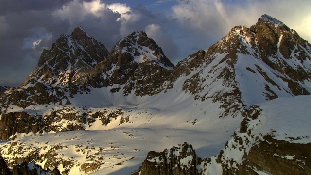 美国黄石公园，通往雪山的空中轨道视频素材