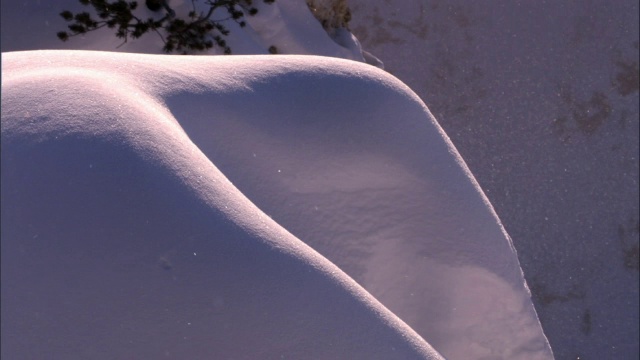 漂移的冰晶在雪岩上，黄石公园，美国视频素材