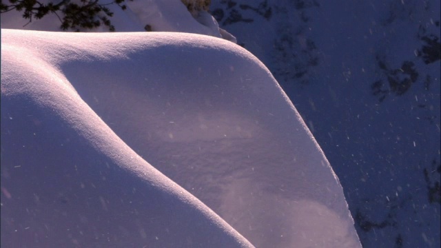 漂移的冰晶在雪岩上，黄石公园，美国视频素材