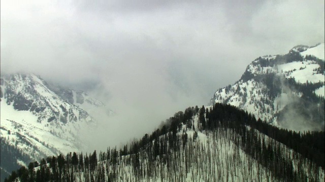 美国黄石公园，空中轨道经过雾蒙蒙的雪山视频素材