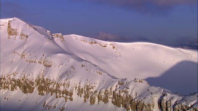 美国黄石公园，向雪山山脊的空中轨道视频素材