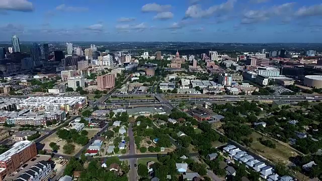 空中飞行在德克萨斯州奥斯汀附近35号州际公路视频素材