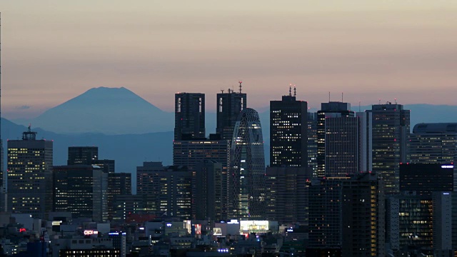 富士山和新宿大厦在黄昏时分亮起来视频素材