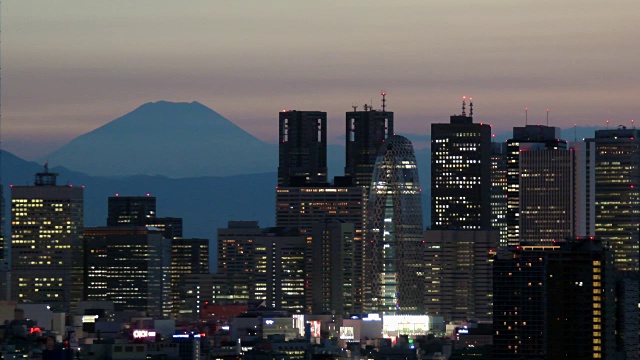 富士山和新宿大厦在黄昏时分亮起来视频素材