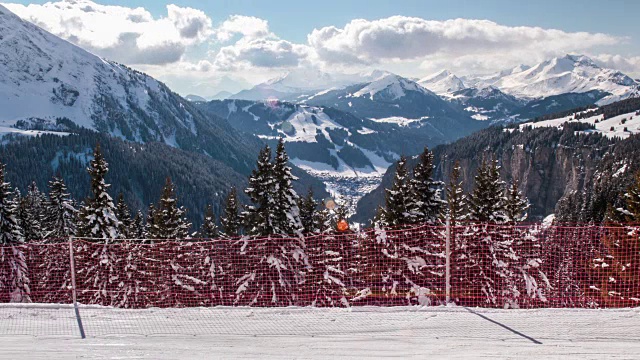 来自Avoriaz，太阳门的滑雪者和云彩的时间流逝视频素材