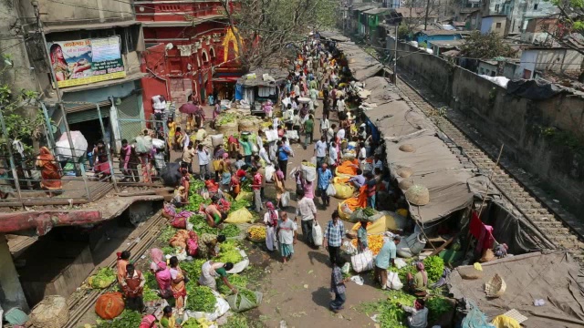 人们在加尔各答(欢乐之城)的一个市场上，旁边是铁路视频素材