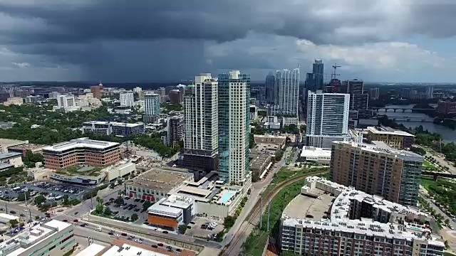 乌云在德克萨斯州奥斯汀上空从无人机与雨的背景视图视频素材