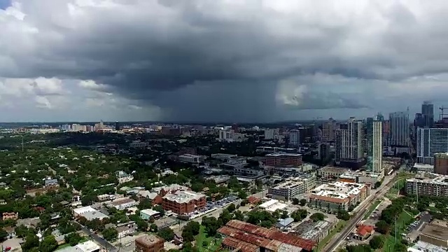 大的黑暗雷暴云移动到奥斯汀，德克萨斯州在远处降下雨视频素材