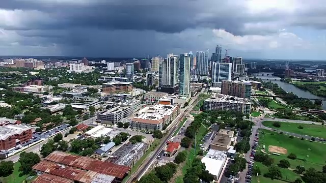 雷暴移动奥斯丁带来急需的雨水到中部的德州市中心城市景观视频素材