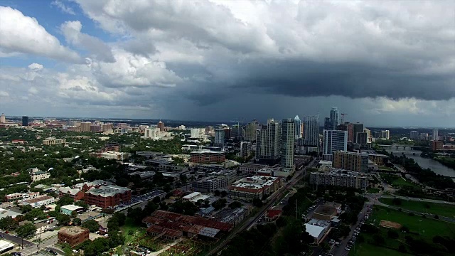 乌云在德克萨斯州奥斯汀上空移动，无人机以雨为背景俯瞰整个城市视频素材