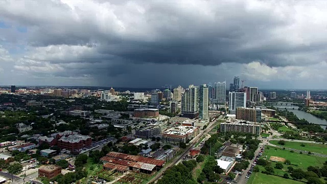 随着暴风雨云在德克萨斯州首都市中心移动，延时奥斯汀德克萨斯航拍视频素材