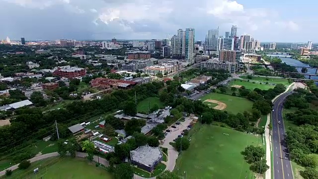 空中飞过奥斯汀的德州，云移动天空与天际线的德州首府城市视频素材