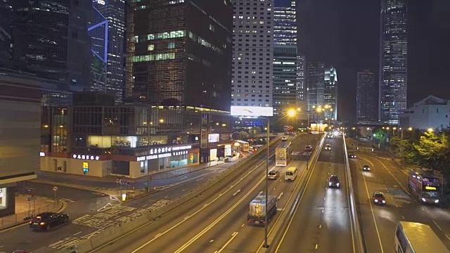 晚上香港交通经过现代化的城市，淘金视频素材