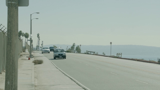 沿海岸道路行驶的汽车的中等角度。视频素材