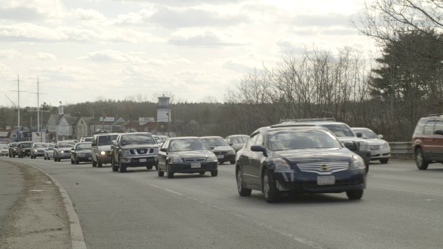 农村公路或高速公路的中等交通角度。卡车和汽车。视频素材