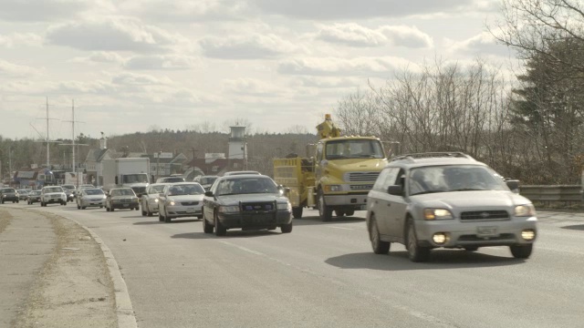 农村公路或高速公路的中等交通角度。卡车和汽车。视频素材