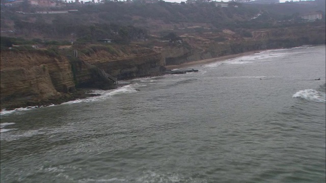 太平洋海岸线的航拍图。海浪之上的悬崖。视频素材