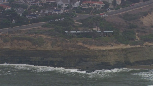 太平洋海岸线的航拍图。海浪之上的悬崖。房子附近的。视频素材