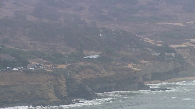 太平洋海岸线的航拍图。海浪之上的悬崖。视频素材