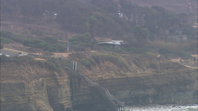 太平洋海岸线的航拍图。海浪之上的悬崖。视频素材