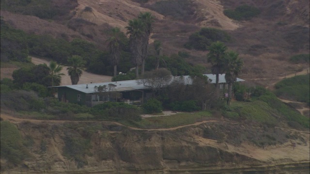 太平洋上悬崖上的单层建筑或房屋的高空天线。视频素材