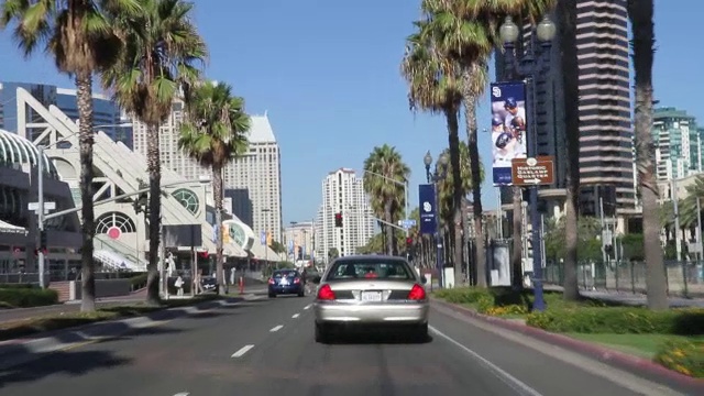 在城市街道上，广角驾驶可直接跟随轿车行驶。GASLAMP地区。商业区域。视频素材