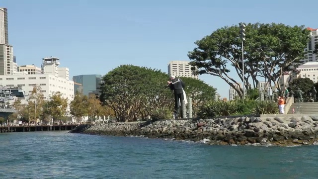 广角移动的接吻雕像，无条件投降，在美国海军中途航空母舰附近。视频素材