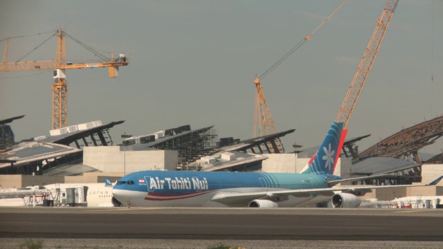 大角度空中塔希提岛飞机在机场航站楼。视频素材