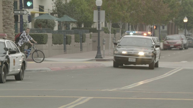 放大两层楼外的警察和警车。可能是警察局。视频素材