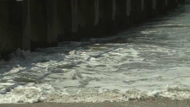 从海滩上的海浪和沙滩上的海鸥。视频素材