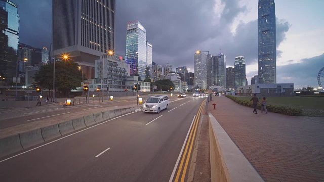 晚上香港交通经过现代化的城市，淘金视频素材