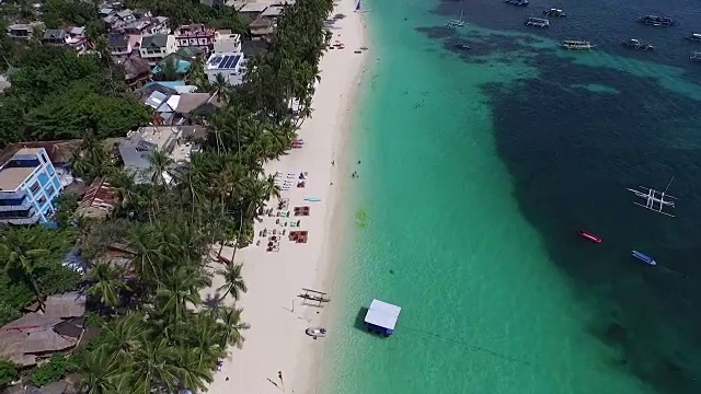 海滩和水上活动鸟瞰图，渔船视频素材