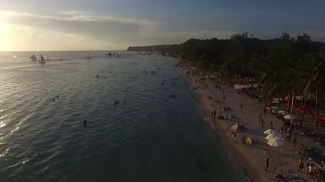 海滩和水上活动鸟瞰图，渔船视频素材