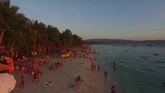 海滩和水上活动鸟瞰图，渔船视频素材