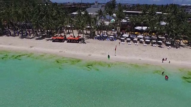 海滩和水上活动鸟瞰图，渔船视频素材