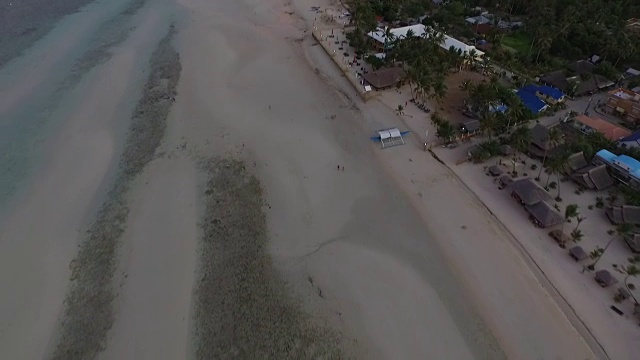 海滩和水上活动鸟瞰图，渔船视频素材