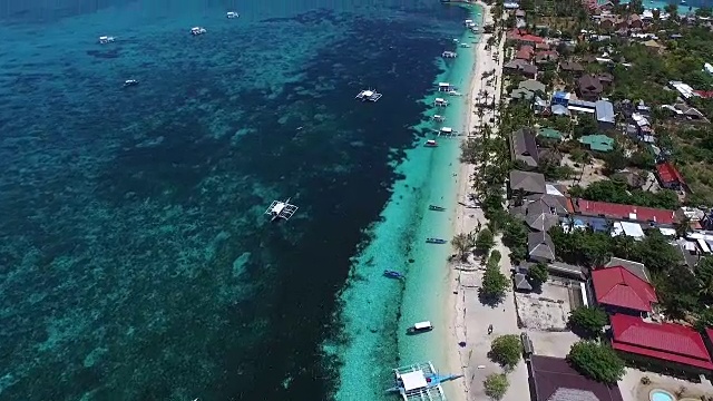 海滩和水上活动鸟瞰图，渔船视频素材