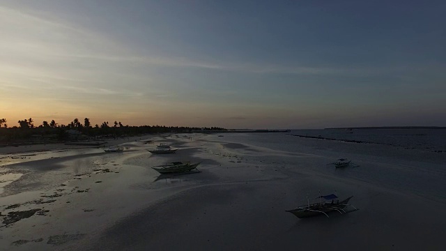 海滩和水上活动鸟瞰图，渔船视频素材