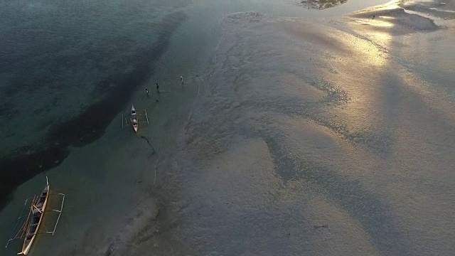 海滩和水上活动鸟瞰图，渔船视频素材