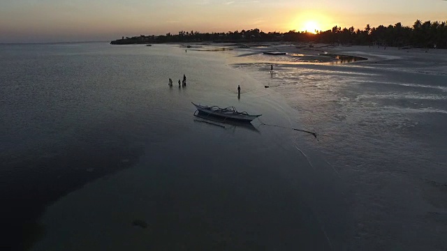 海滩和水上活动鸟瞰图，渔船视频素材