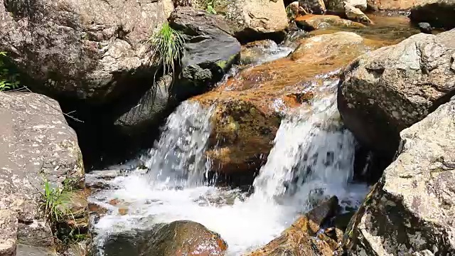 河水在夏季大坝视频下载