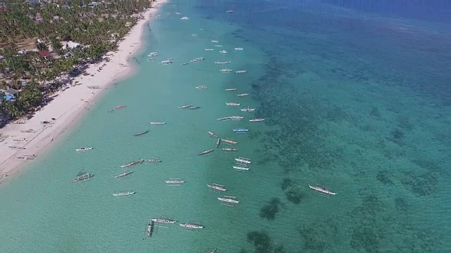 海滩和水上活动鸟瞰图，渔船视频素材