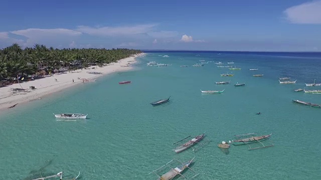 海滩和水上活动鸟瞰图，渔船视频素材